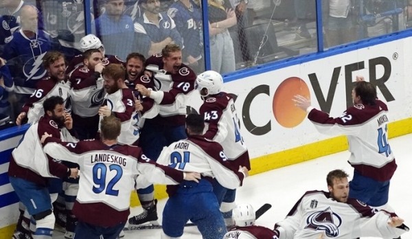Хоккей.  "Колорадо" завоевал Кубок Стэнли, обыграв в шестом матче "Тампу"
  