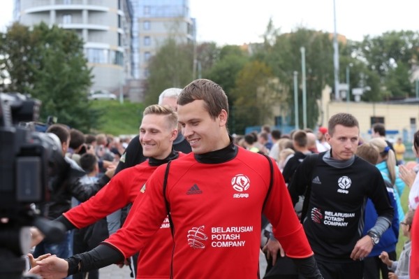 АБФФ припомнила давний бренд сборной Беларуси. Как же ярко он начинался: 300 человек на тренировке, тысячи бесплатных маек и ничья с финалистами Евро АБФФ припомнила давний бренд сборной Беларуси. Как же ярко он начинался: 300 человек на тренировке, тысячи бесплатных маек и ничья с финалистами Евро