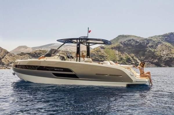 В Минске уронили яхту за 240 000 евро. Минус мотор и несколько тысяч долларов В Минске уронили яхту за 240 000 евро. Минус мотор и несколько тысяч долларов