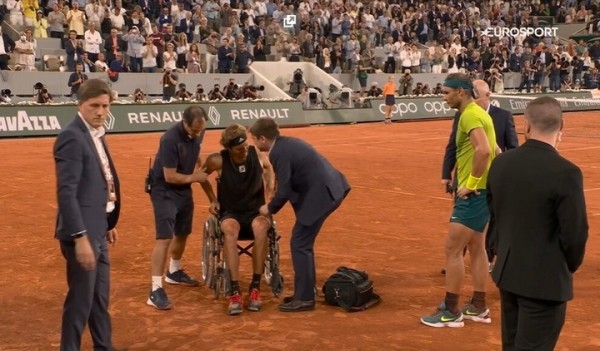 Теннис.  Рафаэль Надаль на отказе Александра Зверева вышел в свой 14-й финал "Ролан Гаррос"
 