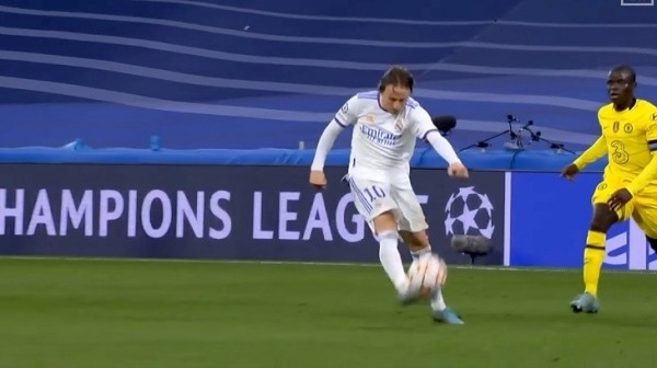 Разбираем тривелу: от бразильцев до Модрича, от истории – к физике и важности швов на мячах