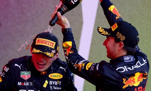 У Red Bull дубль. У Ferrari таксама, але ёсць нюанс. Ацэньваем глыбіню падзення Скудэрыі на Гран Пры Азербайджана У Red Bull дубль. У Ferrari таксама, але ёсць нюанс. Ацэньваем глыбіню падзення Скудэрыі на Гран Пры Азербайджана