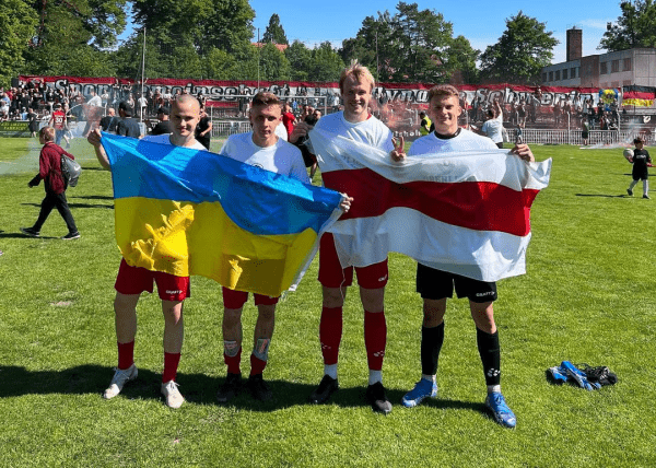 Как беларусы выиграли немецкий Д6: файерное прощание со 100-летним стадионом, фото с БЧБ и флагом Украины (а еще россиянином), танец кипера с тренером