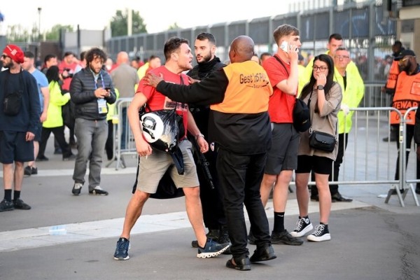 Власти Франции обвиняют фанатов «Ливерпуля», а УЕФА проводит независимое расследование. Новые подробности о беспорядках перед финалом ЛЧ