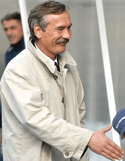 Сын Юревича из КГБ (похоже, сажал самолет) работал в Гомеле, когда отец брал там медали – Василюк был неудержим, коуч получил пистолет, а потом все развалилось