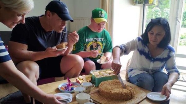 Джон Сина встретился с фанатом c синдромом Дауна, который уехал из Мариуполя только под предлогом встречи с ним Джон Сина встретился с фанатом c синдромом Дауна, который уехал из Мариуполя только под предлогом встречи с ним