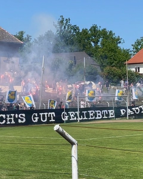 Как беларусы выиграли немецкий Д6: файерное прощание со 100-летним стадионом, фото с БЧБ и флагом Украины (а еще россиянином), танец кипера с тренером