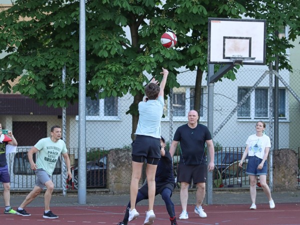 Снытина после завершения сезона устроила тур по диаспорам — снимает новое шоу и учит играть в баскетбол беларусов Снытина после завершения сезона устроила тур по диаспорам — снимает новое шоу и учит играть в баскетбол беларусов