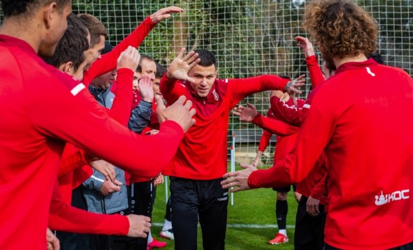 Кондратьев хвалит Лисаковича, а ведь тот жутко вел себя в сборной еще до того, как поставил тренера в игнор, зато контракту в «Рубине», кажется, ничего не грозит Кондратьев хвалит Лисаковича, а ведь тот жутко вел себя в сборной еще до того, как поставил тренера в игнор, зато контракту в «Рубине», кажется, ничего не грозит