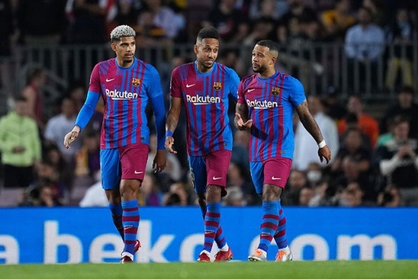 «Барса» вводит жесткий потолок зарплат: 10 млн евро, игроков поделят на уровни. Даже Левандовски готов зарабатывать в 3 раза меньше «Барса» вводит жесткий потолок зарплат: 10 млн евро, игроков поделят на уровни. Даже Левандовски готов зарабатывать в 3 раза меньше