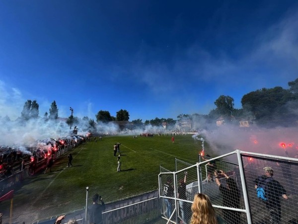 Как беларусы выиграли немецкий Д6: файерное прощание со 100-летним стадионом, фото с БЧБ и флагом Украины (а еще россиянином), танец кипера с тренером