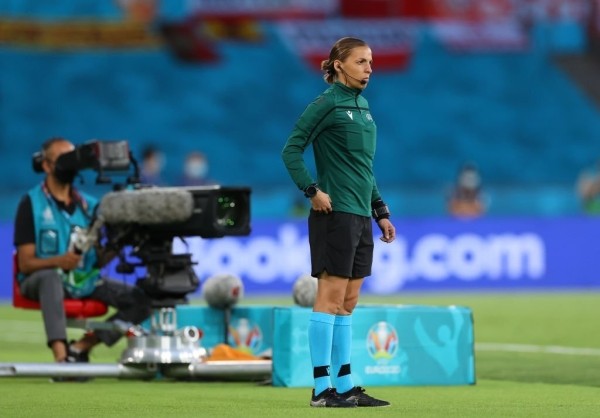 Беларусь в футболе отсудит женщина: уже попала на ЧМ-2022, ее хвалил Клопп, а на госТВ завалили «шутками» в духе сексизма