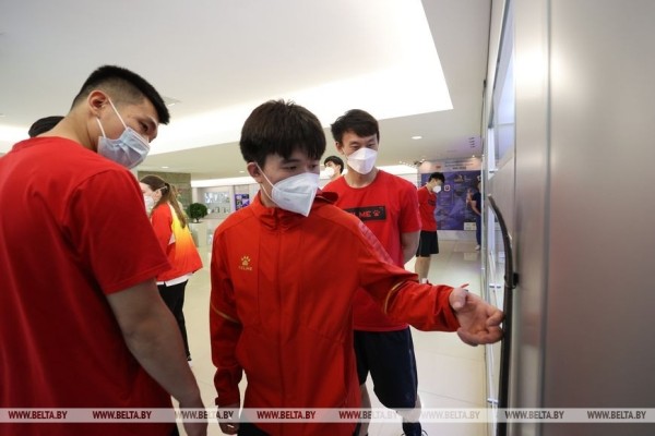 ФОТОФАКТ: Сборная КНР по гандболу посетила НОК Беларуси ФОТОФАКТ: Сборная КНР по гандболу посетила НОК Беларуси