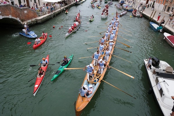 Регата как знак протеста – в Венеции прошла 30-километровая гонка по каналам города