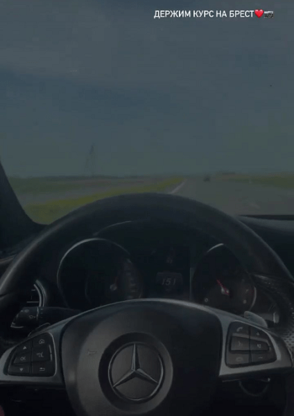 Футболист-гонщик (тот, который летал по Минску на «Финике») снова не грустит: разогнался до 300, опять взял пистолет за руль и даже нашел новый клуб Футболист-гонщик (тот, который летал по Минску на «Финике») снова не грустит: разогнался до 300, опять взял пистолет за руль и даже нашел новый клуб