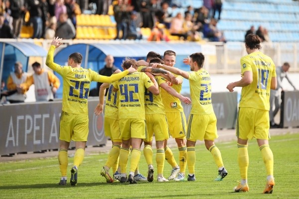 Футбол.  Чемпионат Беларуси. 11-й тур. БАТЭ против "Ислочи", "Динамо" Минск — "Слуцк" и еще один матч. Онлайн — в 15.30
  