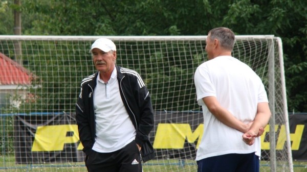 Как суперзакрытый тренер, чьего сына обвинили в посадке Протасевича, сделал неожиданных лидеров ЧБ – матчами управляет с трибун, иерархия клуба не та, что на бумаге Как суперзакрытый тренер, чьего сына обвинили в посадке Протасевича, сделал неожиданных лидеров ЧБ – матчами управляет с трибун, иерархия клуба не та, что на бумаге