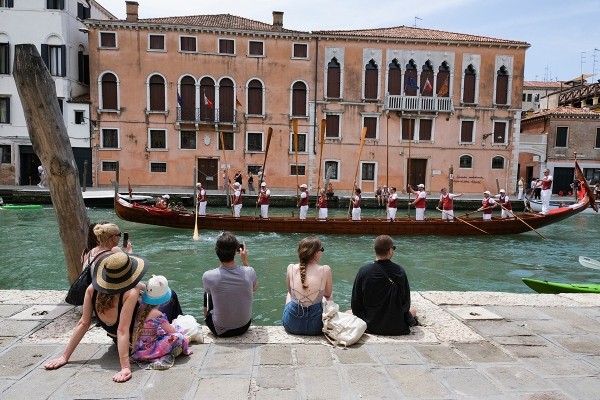 Регата как знак протеста – в Венеции прошла 30-километровая гонка по каналам города