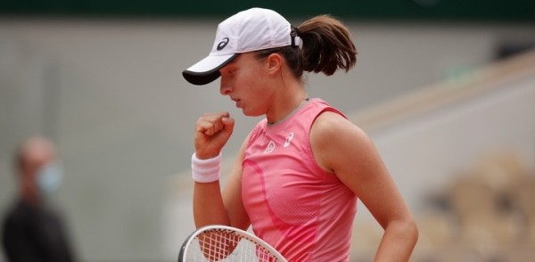 Теннис.  Первая ракетка мира Ига Швентек вышла в полуфинал "Ролан Гаррос", выиграв 33-й матч подряд
 