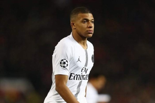 Футбол.  Килиан Мбаппе составил список из 14 человек, которые должны покинуть "ПСЖ". В него попали Неймар  и Поччетино
 