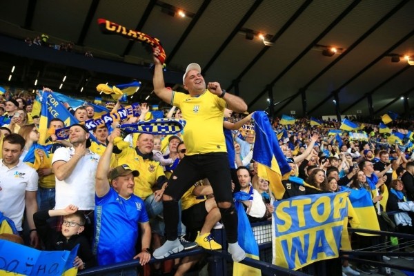 Ух, як у Глазга заўзелі за Украіну! Мора жоўта-блакітных колераў, падтрымка ЗСУ – а салдаты перажывалі за футбалістаў