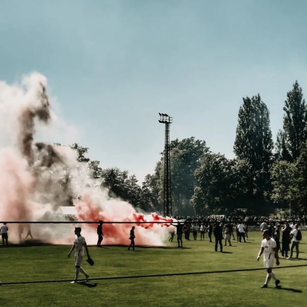 Как беларусы выиграли немецкий Д6: файерное прощание со 100-летним стадионом, фото с БЧБ и флагом Украины (а еще россиянином), танец кипера с тренером
