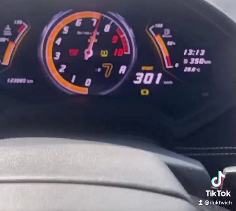 Футболист-гонщик (тот, который летал по Минску на «Финике») снова не грустит: разогнался до 300, опять взял пистолет за руль и даже нашел новый клуб Футболист-гонщик (тот, который летал по Минску на «Финике») снова не грустит: разогнался до 300, опять взял пистолет за руль и даже нашел новый клуб