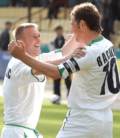 Сын Юревича из КГБ (похоже, сажал самолет) работал в Гомеле, когда отец брал там медали – Василюк был неудержим, коуч получил пистолет, а потом все развалилось