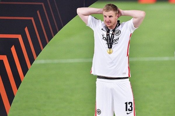 Победитель Лиги Европы закончил карьеру в 29 лет. Перед этим его обвинили в связях с правыми политиками Победитель Лиги Европы закончил карьеру в 29 лет. Перед этим его обвинили в связях с правыми политиками