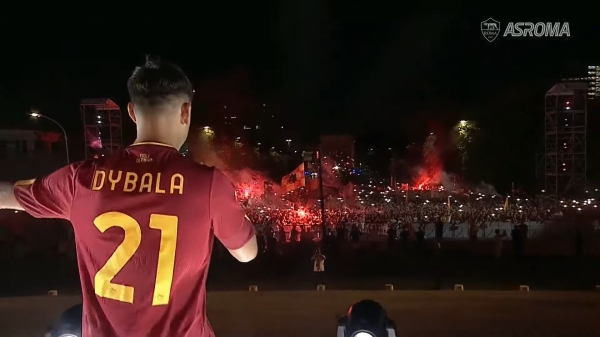 🤩 Королевский прием Дибалы в Риме: ночь, тысячи фанатов с файерами и световое шоу на «Квадратном Колизее»