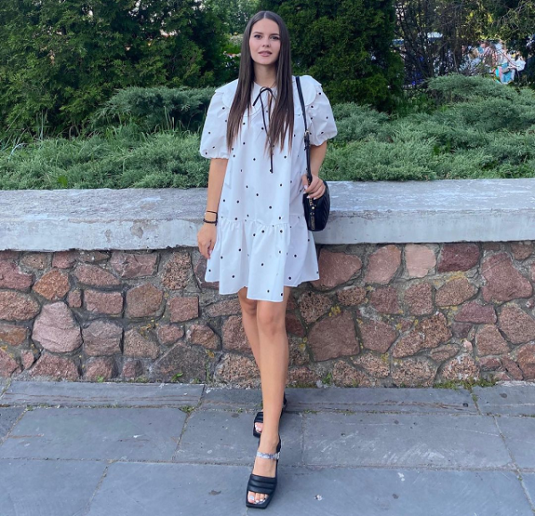 Много фото в купальниках (но есть и пара скромниц), отличная фигура после родов и тайна чемпиона. Как выглядят жены и подруги молодых топов белфутбола и хоккея