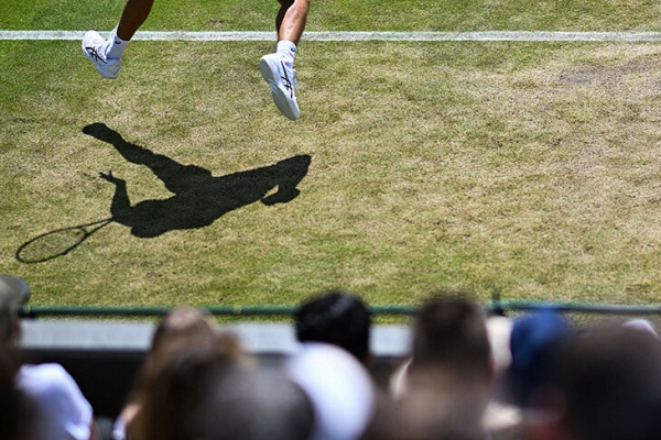 Теннис идеален для договорняков. А расследуют их бывшие полицейские, которые ловят игроков на лжи и пытаются забирать телефоны