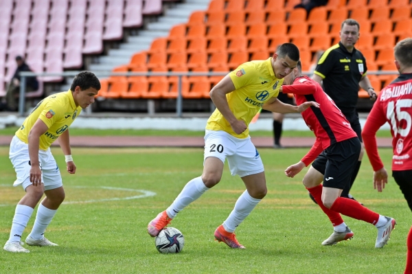 Молодой футболист был лучшим снайпером «Ислочи» на старте сезона, но вдруг решил просить убежища в США: при чем тут война в Украине и как оказался в наручниках