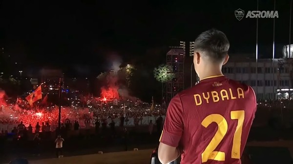 🤩 Королевский прием Дибалы в Риме: ночь, тысячи фанатов с файерами и световое шоу на «Квадратном Колизее»