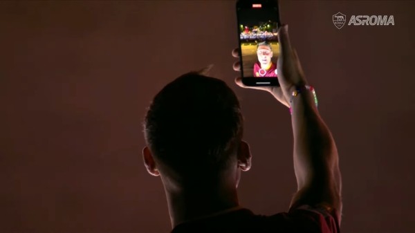 🤩 Королевский прием Дибалы в Риме: ночь, тысячи фанатов с файерами и световое шоу на «Квадратном Колизее»