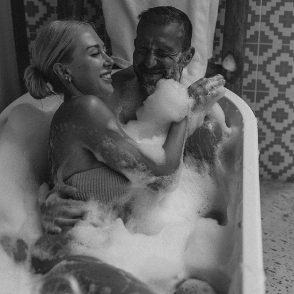 Давно мы просто не смотрели свежие фотосеты из белспорта: свадьба гандболистки с мнением, Стасевичи в ванне и схожие локации совсем разных женщин