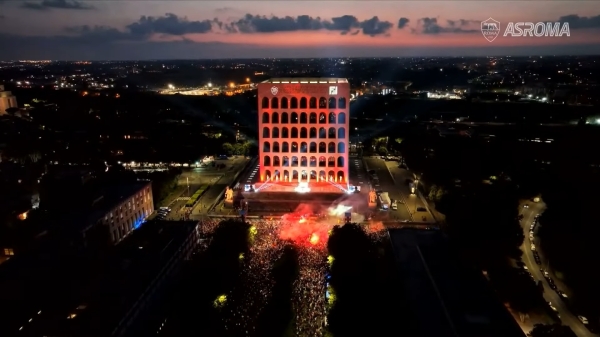 🤩 Королевский прием Дибалы в Риме: ночь, тысячи фанатов с файерами и световое шоу на «Квадратном Колизее»