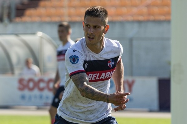 Футбол.  "Минск" обыграл "Днепр", забив четыре мяча. Шрамченко оформил хет-трик
  