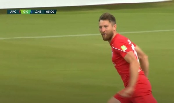 Футбол.  Гол Сазоновича принес "Арсеналу" победу в матче с "Днепром"
  