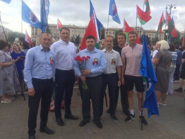 Слухалі Лукашэнку, спявалі рускую папсу, зычылі шчасця ў сценах Беларусі. Як прыхільнікі рэжыму ў спорце святкавалі Дзень Незалежнасці (без Глеба не абышлося) Слухалі Лукашэнку, спявалі рускую папсу, зычылі шчасця ў сценах Беларусі. Як прыхільнікі рэжыму ў спорце святкавалі Дзень Незалежнасці (без Глеба не абышлося)