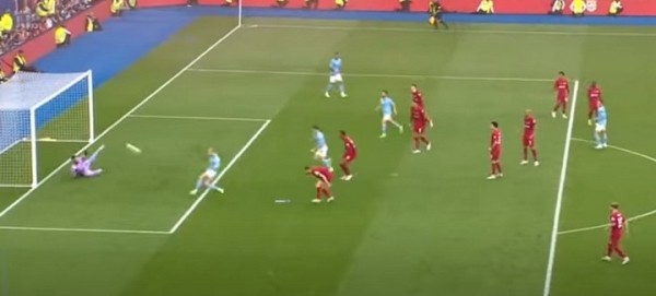 Футбол.  Новоиспеченный игрок "Манчестер Сити" Эрлинг Холанд в матче за Суперкубок не попал по опустевшим воротам с 5 метров
  