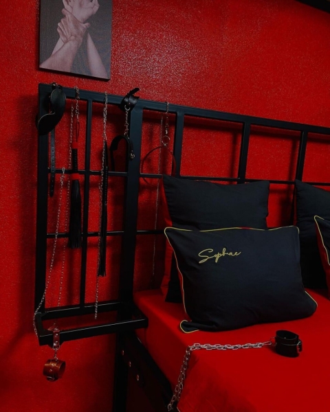 Подписавшемуся за Лукашенко футболисту выбили на поле 6 зубов, а его жена открывает в Витебске БДСМ-студию – важные события в семье Теверовых Подписавшемуся за Лукашенко футболисту выбили на поле 6 зубов, а его жена открывает в Витебске БДСМ-студию – важные события в семье Теверовых