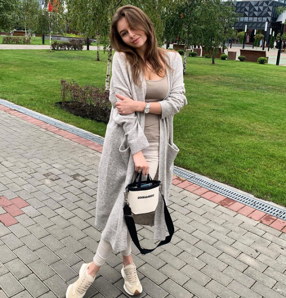 Много фото в купальниках (но есть и пара скромниц), отличная фигура после родов и тайна чемпиона. Как выглядят жены и подруги молодых топов белфутбола и хоккея