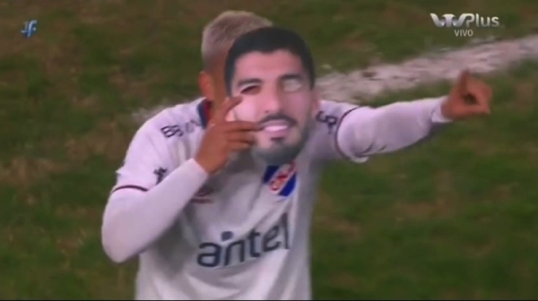 Суарес возвращается в «Насьональ» из Монтевидео спустя 16 лет. Фанаты зазывали Луиса 15 тысячами картонных масок