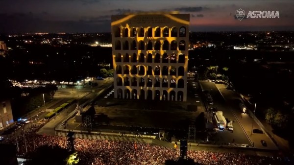 🤩 Королевский прием Дибалы в Риме: ночь, тысячи фанатов с файерами и световое шоу на «Квадратном Колизее»