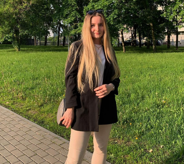 Много фото в купальниках (но есть и пара скромниц), отличная фигура после родов и тайна чемпиона. Как выглядят жены и подруги молодых топов белфутбола и хоккея