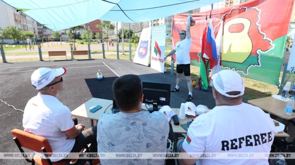 ФОТОФАКТ: Попытка установить рекорд в одном из упражнений гиревого спорта