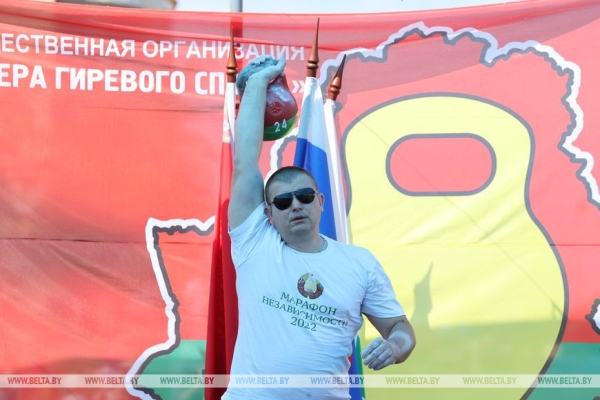 ФОТОФАКТ: Попытка установить рекорд в одном из упражнений гиревого спорта