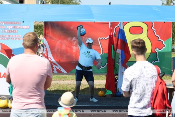 ФОТОФАКТ: Попытка установить рекорд в одном из упражнений гиревого спорта