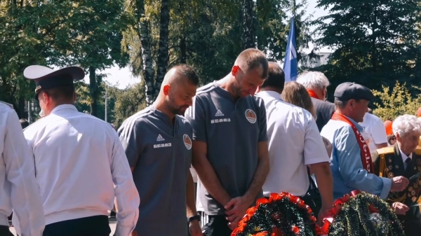 Слухалі Лукашэнку, спявалі рускую папсу, зычылі шчасця ў сценах Беларусі. Як прыхільнікі рэжыму ў спорце святкавалі Дзень Незалежнасці (без Глеба не абышлося) Слухалі Лукашэнку, спявалі рускую папсу, зычылі шчасця ў сценах Беларусі. Як прыхільнікі рэжыму ў спорце святкавалі Дзень Незалежнасці (без Глеба не абышлося)